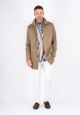 Clooney frakke i sand