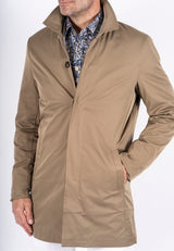 Clooney frakke i sand