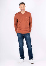 Malcom bomuldsstrik med V-hals i rødbrun