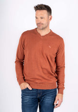 Malcom bomuldsstrik med V-hals i rødbrun