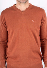 Malcom bomuldsstrik med V-hals i rødbrun