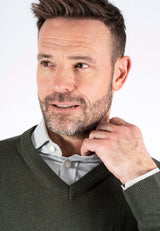 Malcom bomuldsstrik med V-hals i mørk grøn