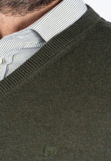 Malcom bomuldsstrik med V-hals i mørk grøn