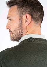 Malcom bomuldsstrik med V-hals i mørk grøn