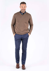 Malcom bomuldsstrik med V-hals i brun