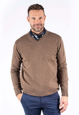 Malcom bomuldsstrik med V-hals i brun