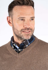 Malcom bomuldsstrik med V-hals i brun