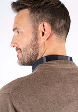 Malcom bomuldsstrik med V-hals i brun