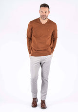 Malcom bomuldsstrik med V-hals i rødbrun