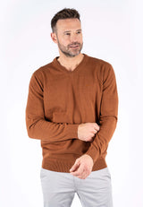 Malcom bomuldsstrik med V-hals i rødbrun