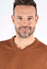 Malcom bomuldsstrik med V-hals i rødbrun