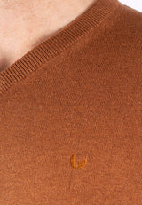 Malcom bomuldsstrik med V-hals i rødbrun