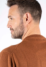 Malcom bomuldsstrik med V-hals i rødbrun