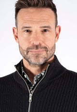 Tristan strik med struktur og zip i sort