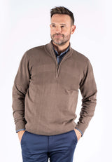 Nilson strik med struktur og zip i brun