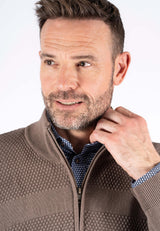 Nilson strik med struktur og zip i brun