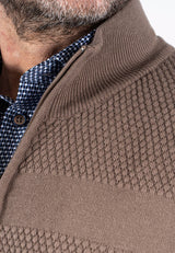 Nilson strik med struktur og zip i brun