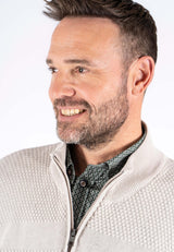 Nilson strik med struktur og zip i lys sand