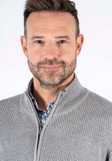 Nilson strik med struktur og zip i grå