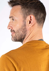 James tee med print i gul