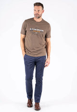 James tee med print i brun