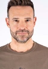 James tee med print i brun