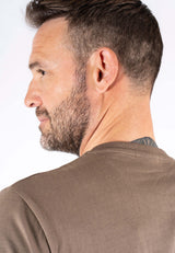 James tee med print i brun