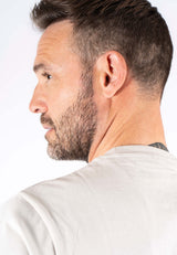 James tee med print i lys sand