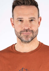 James tee med print i rødbrun