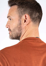 James tee med print i rødbrun