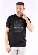 James tee med print i sort