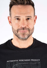 James tee med print i sort