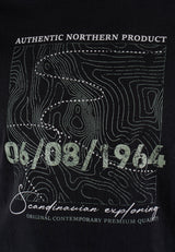 James tee med print i sort