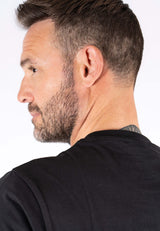 James tee med print i sort