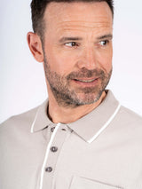 Hester polo med brystlomme I lys sand