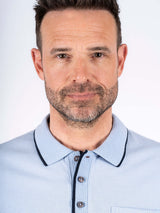 Hester polo med brystlomme I lys blå