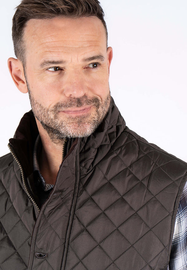 Harald quiltet vest I brun