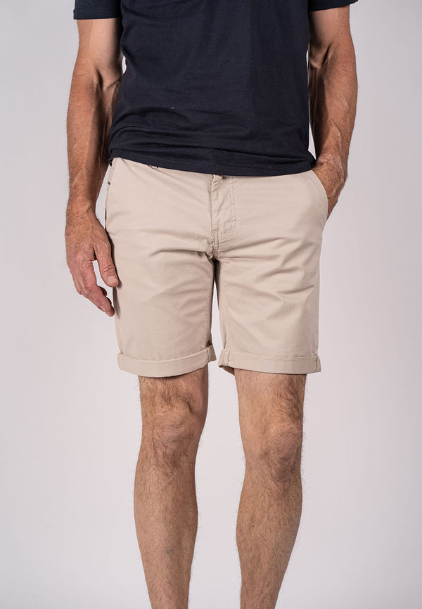 Chino shorts i Lys sand