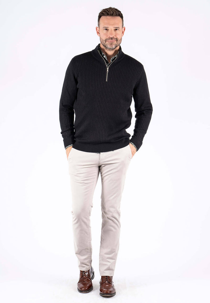 Tristan strik med struktur og zip i sort