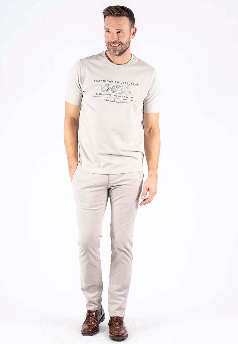James tee med print i lys sand
