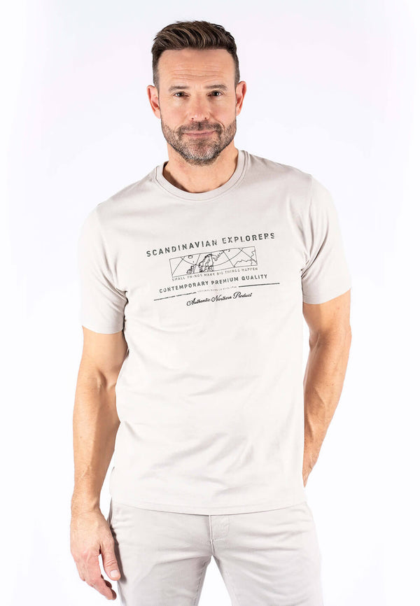 James tee med print i lys sand