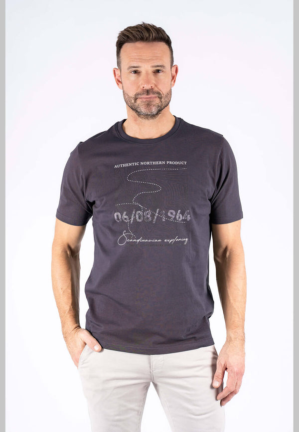 James tee med print i navy