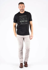 James tee med print i sort